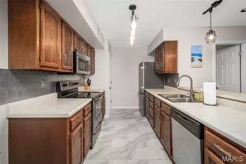 Kitchen - 1121 Claytonbrook Ct, Ballwin, MO 63011 photo 3 of 6