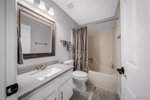 Bath - 1121 Claytonbrook Ct, Ballwin, MO 63011 photo 3 of 3