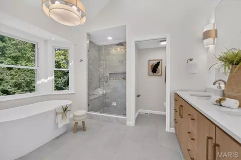 Bath - 2131 Hickory Dr, Chesterfield, MO 63005 photo 2 of 5