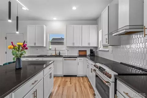 Kitchen - 9433 Vandervoort Ct, Crestwood, MO 63126 photo 8 of 11