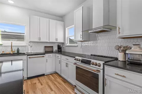 Kitchen - 9433 Vandervoort Ct, Crestwood, MO 63126 photo 9 of 11