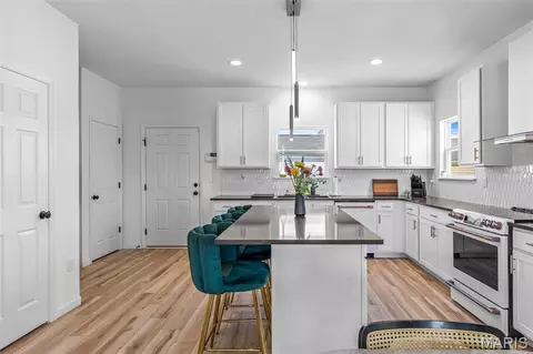 Kitchen - 9433 Vandervoort Ct, Crestwood, MO 63126 photo 5 of 11