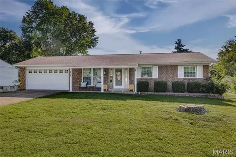 202 Meadowbrook Dr, Farmington, MO 63640