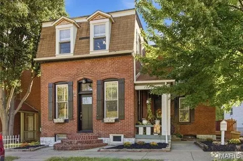 1216 N 5th St, Saint Charles, MO 63301