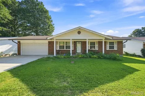12022 Trampe Heights Ln, Saint Louis, MO 63138