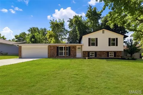 18 Craigwood Dr, Saint Peters, MO 63376