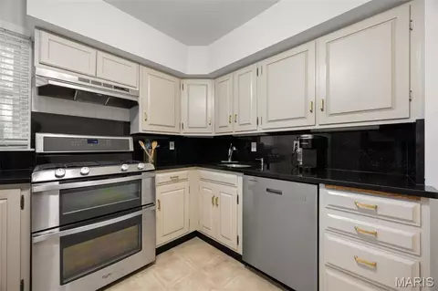 Kitchen - 704 Lanvale Dr, Saint Louis, MO 63119 photo 1 of 1