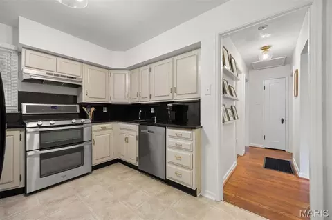 Entry Way - 704 Lanvale Dr, Saint Louis, MO 63119 photo 1 of 1