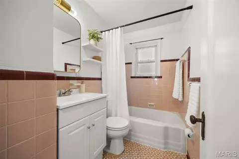 Bath - 704 Lanvale Dr, Saint Louis, MO 63119 photo 1 of 2