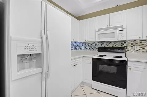 Kitchen - 226 Hemingway Ln #C, Weldon Spring, MO 63304 photo 3 of 4