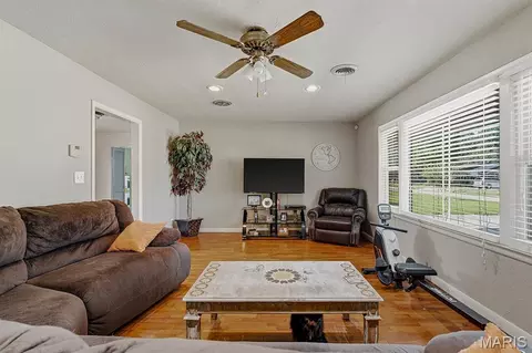 Living - 1112 David Dr, Kennett, MO 63857 photo 1 of 2