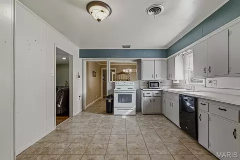Kitchen - 1112 David Dr, Kennett, MO 63857 photo 3 of 4