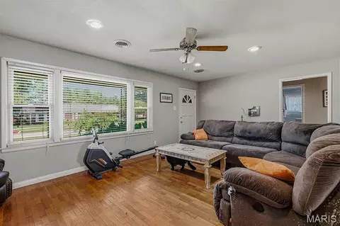 Living - 1112 David Dr, Kennett, MO 63857 photo 2 of 2