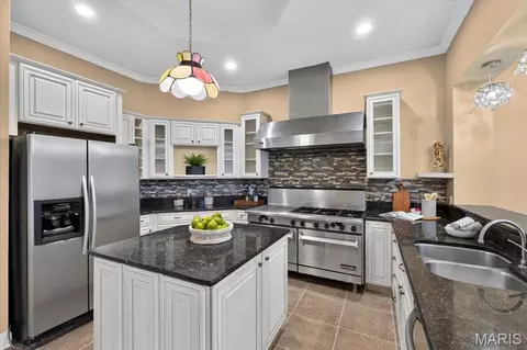 Kitchen - 2400 Wimbledon Estates Dr, Festus, MO 63028 photo 2 of 5