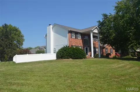 121 E Willow Bend Dr, Glen Carbon, IL 62034