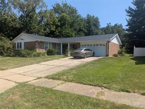 3794 Monsols Dr, Florissant, MO 63034