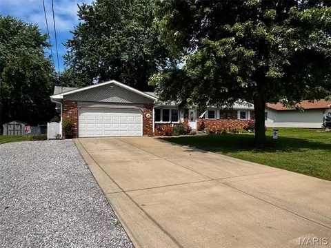 216 Willow Dr, Collinsville, IL 62234