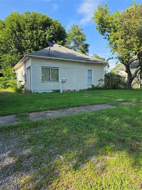 1005 Elm St, West Frankfort, IL 62896