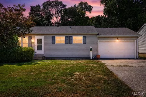 12117 Fleetwood Pl, Maryland Heights, MO 63043