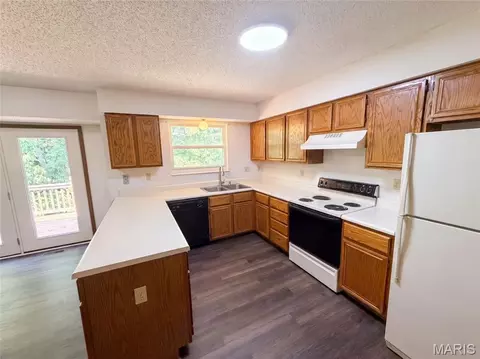 Kitchen - 2827 Bromley Dr, O'fallon, MO 63368 photo 2 of 3