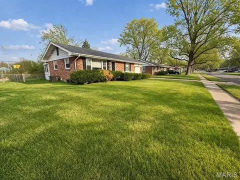 325 Royce Dr, Ferguson, MO 63135 photo 2