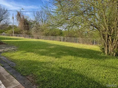 325 Royce Dr, Ferguson, MO 63135 photo 4