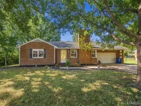 10012 Carolynne Dr, Saint Louis, MO 63128