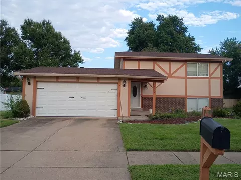 4034 Hounds Hill Dr, Florissant, MO 63034