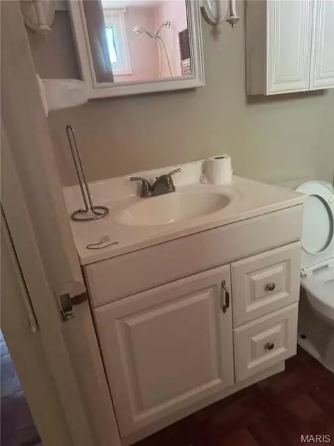 Bath - 8337 Graybirch Dr, Berkeley, MO 63134 photo 2 of 2