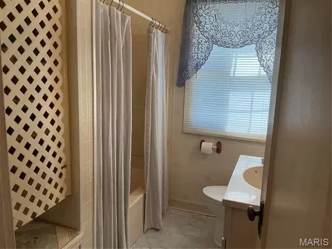 Bath - 412 W Springfield Ave, Union, MO 63084 photo 1 of 5
