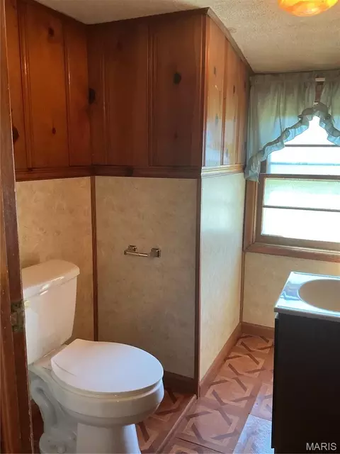 Bath - 412 W Springfield Ave, Union, MO 63084 photo 4 of 5