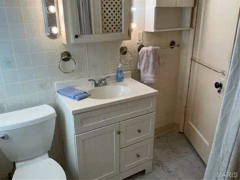Bath - 412 W Springfield Ave, Union, MO 63084 photo 2 of 5