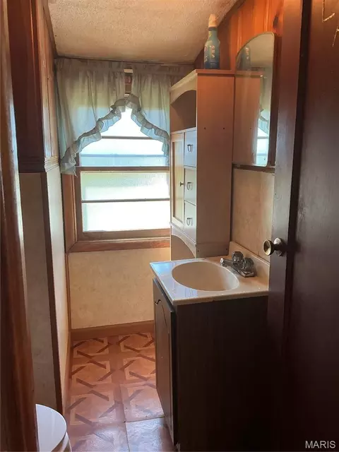 Bath - 412 W Springfield Ave, Union, MO 63084 photo 5 of 5