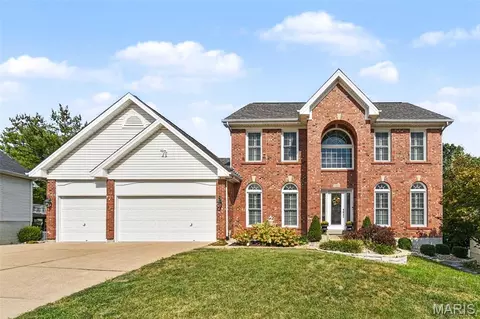 4960 Sunset Oaks Ln, Saint Louis, MO 63128
