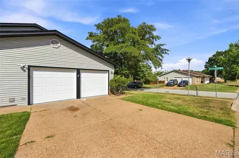 Exterior - 2902 Flameglow Dr, Saint Louis, MO 63129 photo 4 of 12