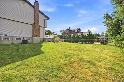 Exterior - 2902 Flameglow Dr, Saint Louis, MO 63129 photo 7 of 12