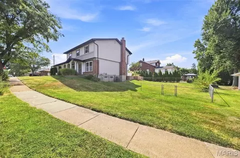 Exterior - 2902 Flameglow Dr, Saint Louis, MO 63129 photo 6 of 12