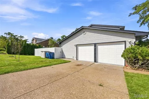 Exterior - 2902 Flameglow Dr, Saint Louis, MO 63129 photo 3 of 12