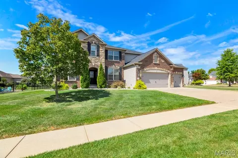Exterior - 221 Oakhurst Cir, O'fallon, MO 63368 photo 2 of 8