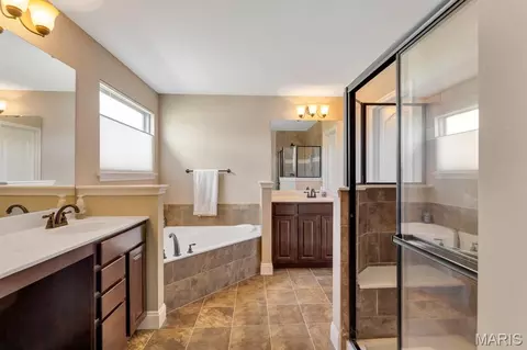 Bath - 221 Oakhurst Cir, O'fallon, MO 63368 photo 2 of 5