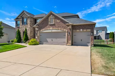 Exterior - 221 Oakhurst Cir, O'fallon, MO 63368 photo 3 of 8