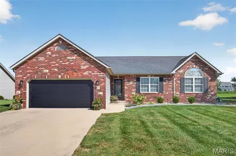 35 Whistling Straits Dr, Highland, IL 62249