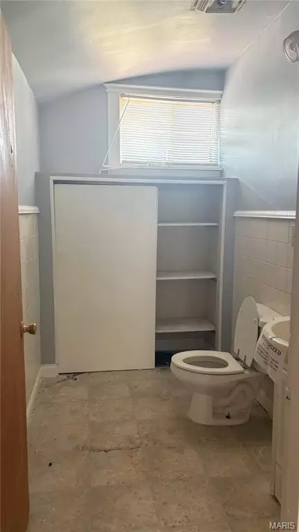 Bath - 3802 Avondale Ave, Normandy, MO 63121 photo 2 of 5