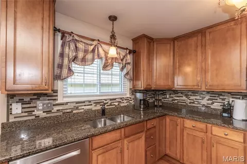 Kitchen - 910 Daffodil Ridge Dr, O'fallon, MO 63366 photo 2 of 9