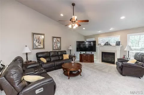 Living - 910 Daffodil Ridge Dr, O'fallon, MO 63366 photo 1 of 2