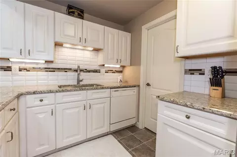 Kitchen - 910 Daffodil Ridge Dr, O'fallon, MO 63366 photo 7 of 9