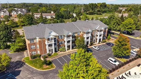 13101 Mill Crossing Ct #200, Creve Coeur, MO 63141