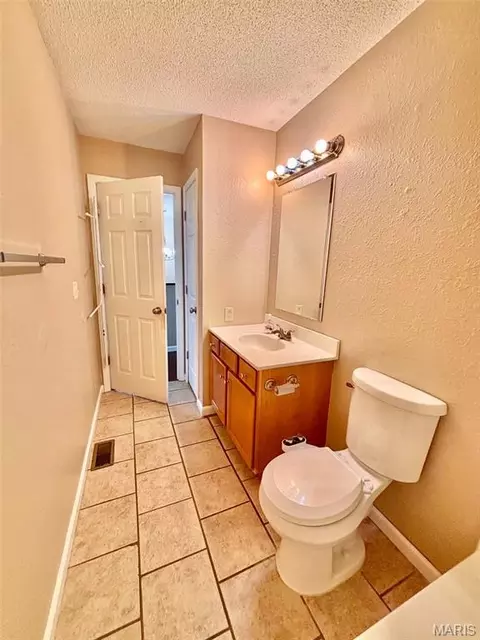 Bath - 1530 Oak St, Jackson, MO 63755 photo 1 of 4