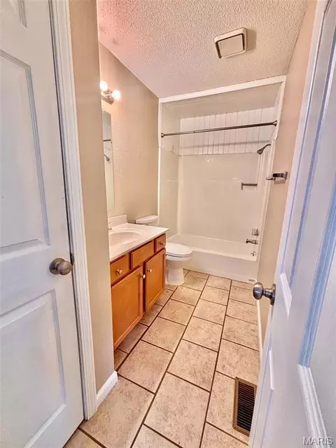 Bath - 1530 Oak St, Jackson, MO 63755 photo 2 of 4