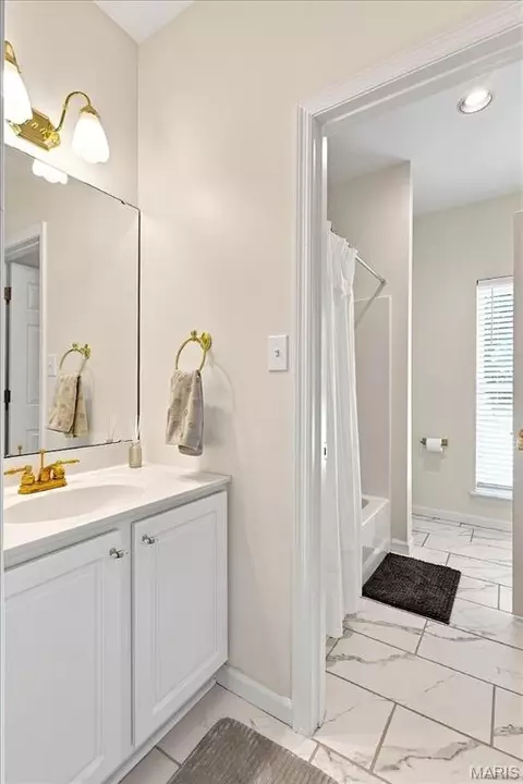 Bath - 656 Meramec View Dr, Eureka, MO 63025 photo 8 of 11